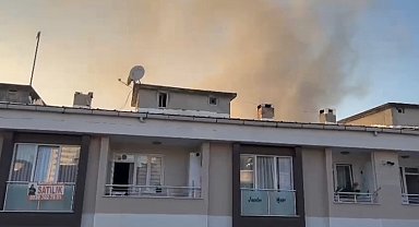 İstanbul-Esenyurt'ta 5 katlı binanın çatısı alev alev yandı