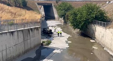 İstanbul - Esenyurt'ta sürücüsünün yolu karıştırdığı otomobil kanala uçtu