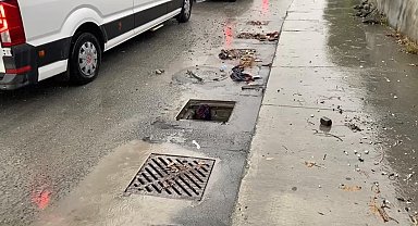 İstanbul-Eyüpsultan'da etkili olan sağanak yağış yolları göle çevirdi