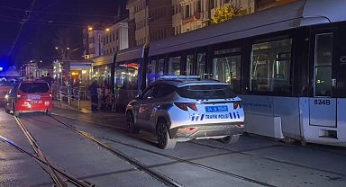 İstanbul-Fatih'te dengesini kaybederek raylara düşen bir kişi tramvayın altında kalarak hayatını kaybetti