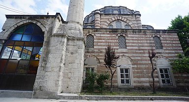 İstanbul - Fatih'teki 439 yıllık tarihi camiye plastik pencere