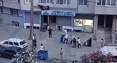 İstanbul - Gaziosmanpaşa'da komşuların kavgası kamerada; yaşlı kadına yumruk attı