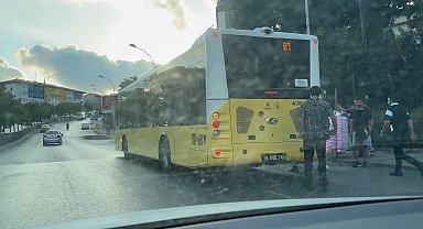 İstanbul- Gaziosmanpaşa'da patenli gençlerin tehlikeli yolculuğu kamerada