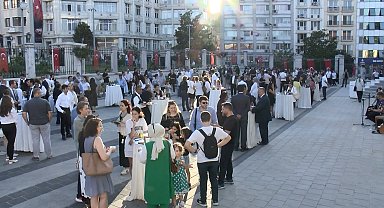 İstanbul-İstanbul Valisi Davut Gül, LGS'den 500 tam puan alan 77 öğrenciyle buluştu