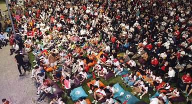 İstanbul - İstanbul Valisi Gül maçı yüzlerce kişi ile Yedikule'de seyretti