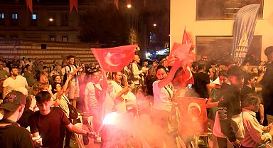 İstanbul - İstanbul'da A Milli Futbol Takımı'nın galibiyeti coşkuyla kutlandı