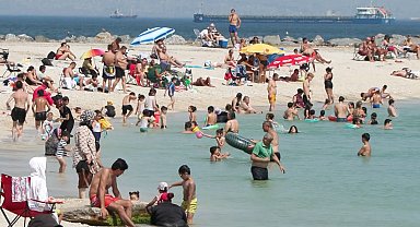 İstanbul - İstanbul'da sıcaktan bunalanlar denize girerek serinledi