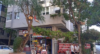 İstanbul- Kadıköy'de teleferik sistemiyle topladığı balları vatandaşlara ikram etti