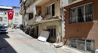 İstanbul - Kağıthane'de kamyonun çarptığı balkon yıkıldı; o anlar kamerada