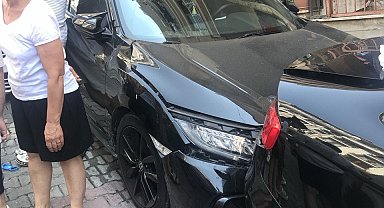 İstanbul - Kağıthane'de kontrolden çıkan otomobilden atladı; kaza anı kamerada