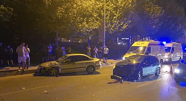 İstanbul-Kartal'da refüjü aşan otomobil karşı şeritteki araca çarptı