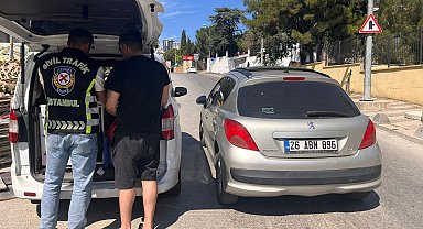 İstanbul- Kartal'da trafiği tehlikeye sokarak yolculuk yapan 2 kişiye para cezası