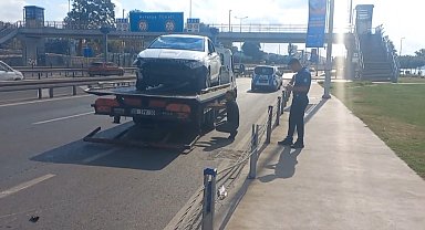 İstanbul - Kumkapı sahil yolunda bariyerlere çarpan araç takla attı: 2 yaralı