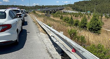 İstanbul - Kuzey Marmara Otoyolu'nda bariyerleri aşan kamyon şarampole devrildi: 2 yaralı