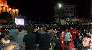 İstanbul-Maltepe meydanda milli maç coşkuyla izlendi