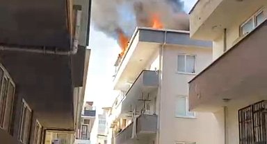 İstanbul-Maltepe'de 4 katlı binanın çatısı alev alev yandı