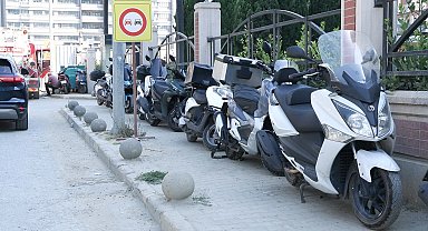 İstanbul - Otopark zammına tepki gösterip kaldırımları işgal ettiler