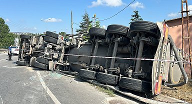 İstanbul- Pendik'te beton mikseri devrildi; yaralı şoför olay yerinden kaçtı
