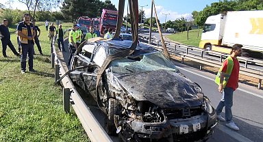 İstanbul- Pendik'te otomobil bariyerleri aşarak yeşil alana uçtu: 1'i ağır 2 yaralı
