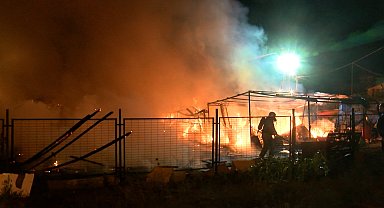 İstanbul- Sancaktepe'de ahır ve kümes alev alev yandı