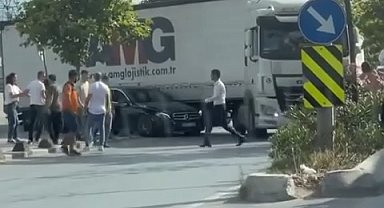 İstanbul- Sancaktepe'de TIR şoförüyle otomobil sürücüsü tartıştı; sürücü TIR'ın camını kırdı
