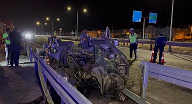 İstanbul- Silivri D-100 Karayolu'nda hafif ticari araç bariyere çarptı: 1 ölü, 1 yaralı