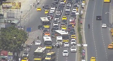 İstanbul-Şişli'de sara nöbeti geçiren motosiklet artçısı, İETT Otobüsünün önüne düştü