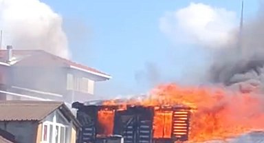 İstanbul - Sultanbeyli'de 2 binanın çatısı alev alev yandı