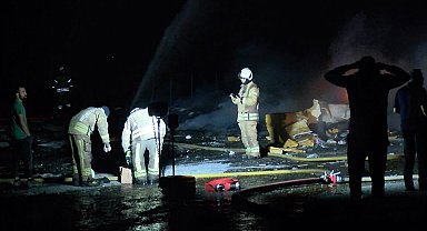 İstanbul-Sultangazi'de ahşap hurdaların bulunduğu alanda yangın