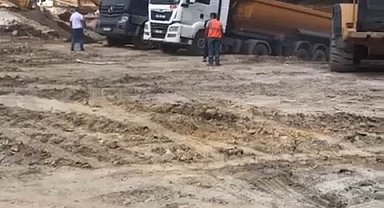 İstanbul-Sultangazi'de döküm sahasında yine toprak kayması meydana geldi