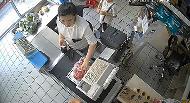 İstanbul- Sultangazi'de küçük çocuğa telefon çaldırdı; hırsızlık kamerada