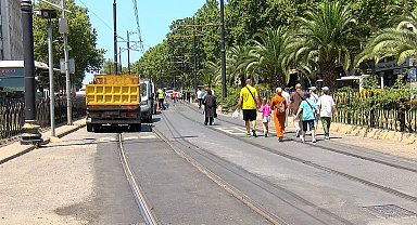 İstanbul- Tramvay arızalandı, yolcular raylarda yürüdü