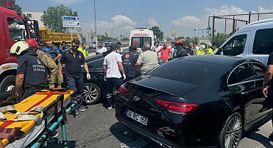 İstanbul- Tuzla'da kavşağa giren otomobil kaza yaptı: 2'si çocuk 3 yaralı