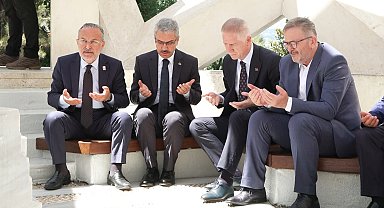 İstanbul - Vali Gül 15 Temmuz Şehitler Anıtı ve Hafıza 15 Temmuz Müzesi'ni ziyaret etti