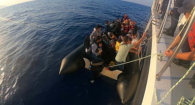 İzmir açıklarında 60 düzensiz göçmen yakalandı, 86 düzensiz göçmen kurtarıldı