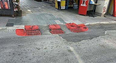 İzmir'de 2 kişinin akıma kapılıp öldüğü sokaktaki mazgallar kırmızıya boyandı