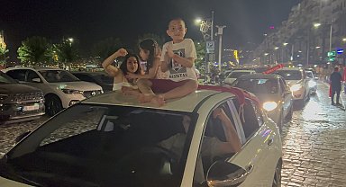 İzmir'de milli maçın ardından coşkulu kutlama