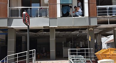 İzmir'de patlamanın olduğu sokakta yaşayanlar temizlik ve onarım yapıyor