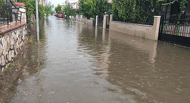 İzmir'de sağanak sırasında sokakta 2 kişinin elektrik akımına kapıldığı alanda inceleme