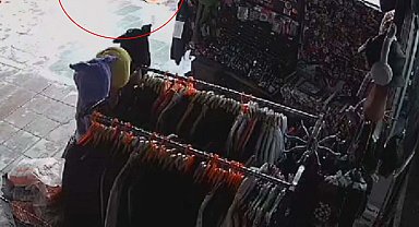 İzmir'de sağanak sırasında sokakta 2 kişinin elektrik akımına kapıldığı alanda inceleme