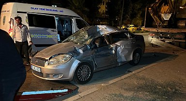 İzmir'de virajlı yolda savrulan otomobil, park halindeki kamyona çarptı: 4 yaralı