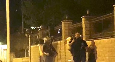 Jandarmalar, yüklerini taşımakta zorlanan kadınlara yardım etti