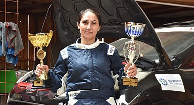 Kadın yarış pilotu, hem yarış aracı hazırlıyor hem parkura çıkıyor