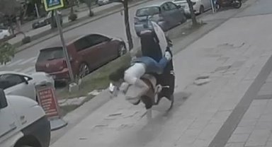 Kaldırımda giden motosiklet takla attı: 2 yaralı