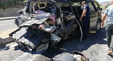 Kamyon, hafif ticari araca çarptı: 2'si ağır, 5 yaralı