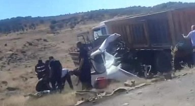 Kamyonla çarpışan kamyonetin sürücüsü öldü