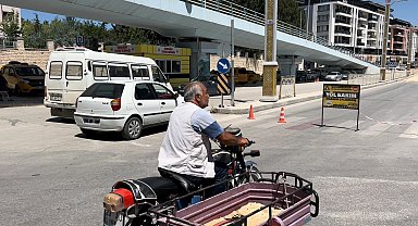 Kapatılan caddede ters yöne giren sürücüler, trafiği tehlikeye soktu