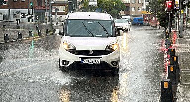 Kartal'da sağanak etkili oldu; hazırlıksız yakalanan vatandaşlar zor anlar yaşadı