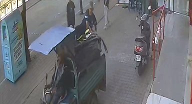 Kasadaki kağıt toplayıcısını fark etmeyip, motosikleti çaldılar; o anlar kamerada