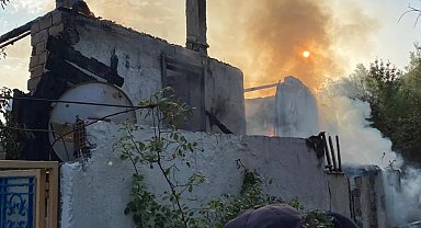 Kastamonu'da 2 katlı ev yandı; kümesteki hayvanlar öldü